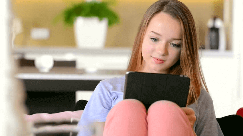 Девушка ищет вторую половинку в интернете